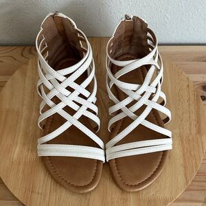 Journee Collection Womens Hanni Criss Cross Strap GladiatorSandal new 7.5 wide